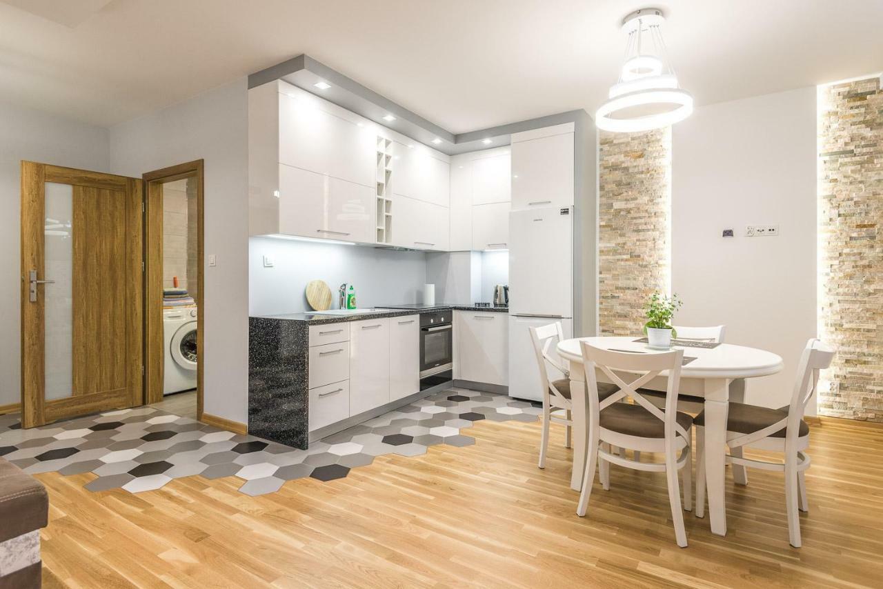 Apartament 48M W Centrum Grojca Grojec  Eksteriør billede